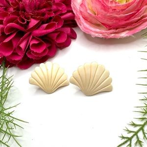 VINTAGE⚜️Carved Bone Scalloped Shell Earrings